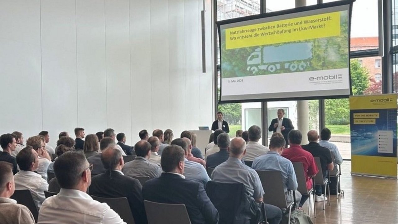 Bild des Publikums bei der Veranstaltung zum Thema "Nutzfahrzeuge zwischen Batterie und Wasserstoff: Wo entsteht die Wertschöpfung im Lkw-Markt?"