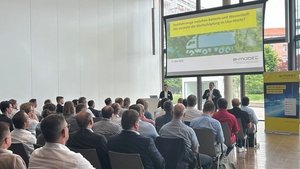 Bild des Publikums bei der Veranstaltung zum Thema "Nutzfahrzeuge zwischen Batterie und Wasserstoff: Wo entsteht die Wertschöpfung im Lkw-Markt?"