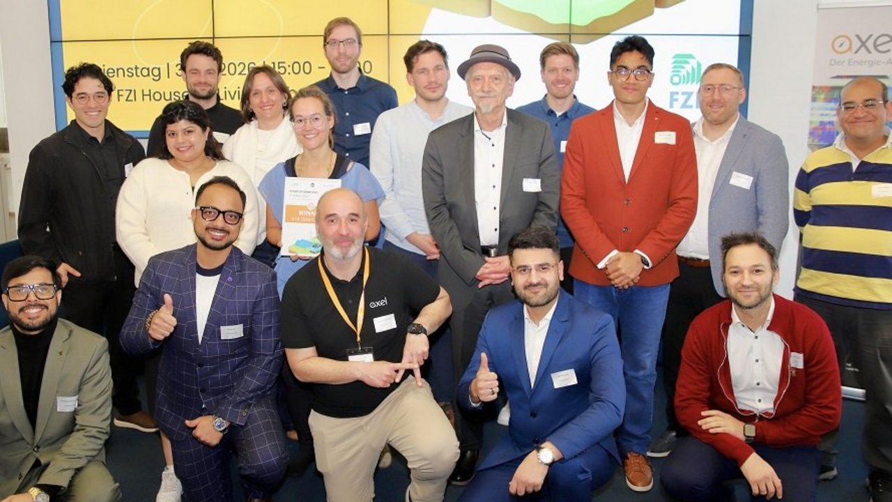 Gruppenbild der teilnehmenden Teams beim „AXEL Startup Demo Day“ im „FZI House of Living Labs“