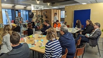 Gruppenbild bei einem Workshop zum Innovationsraum im Jobcenter Stuttgart
