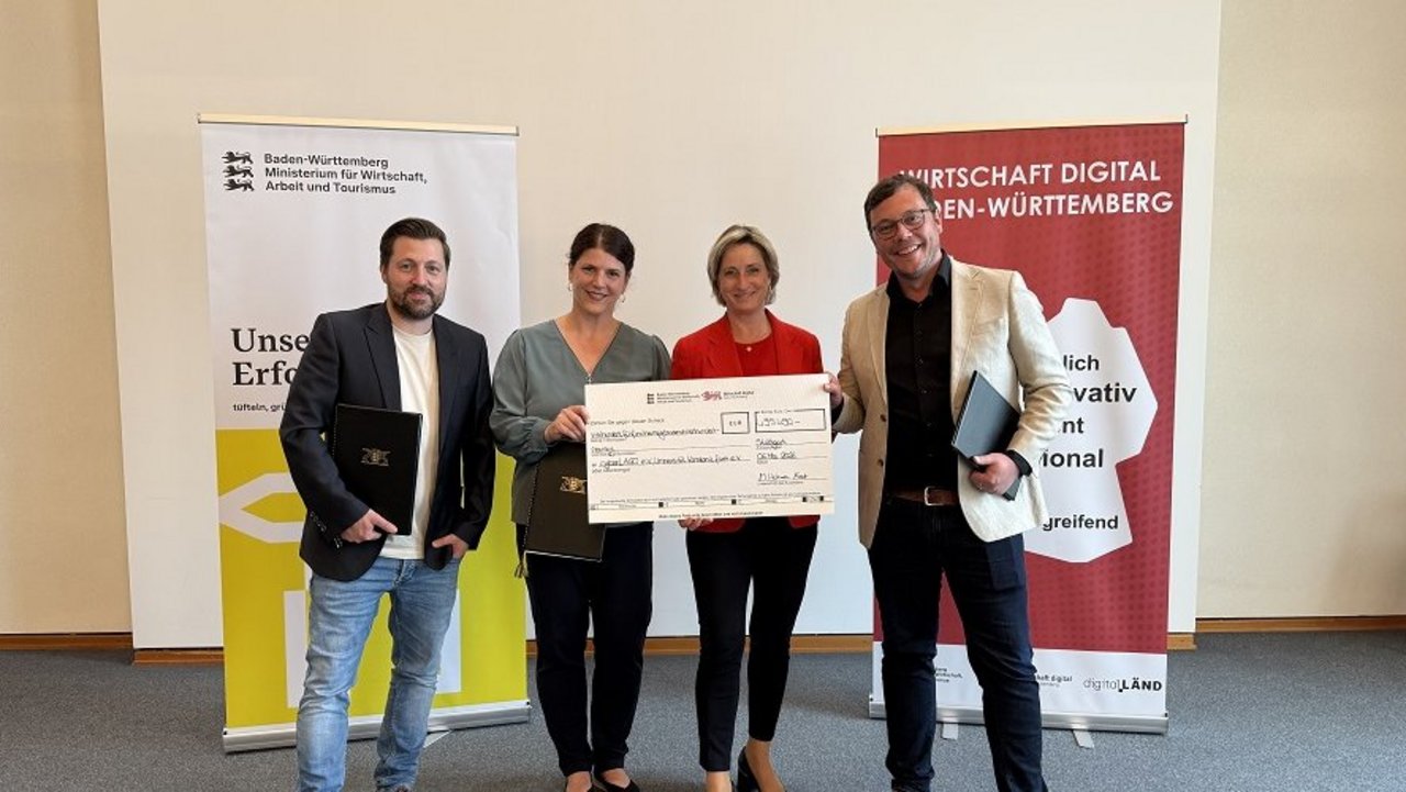 Bild bei der Übergabe des Zuwendungsbescheids.
