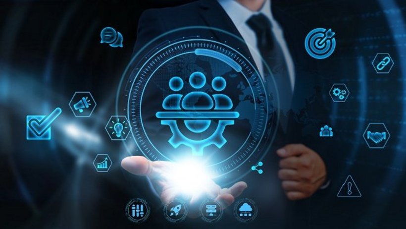 Geschäftsmann hält Symbole, Geschäfts- und Workflow-Koordinationsnetzwerk, Projektplanungswerkzeuge, Ressourcenverwaltungssysteme, Technologien zur Leistungsüberwachung