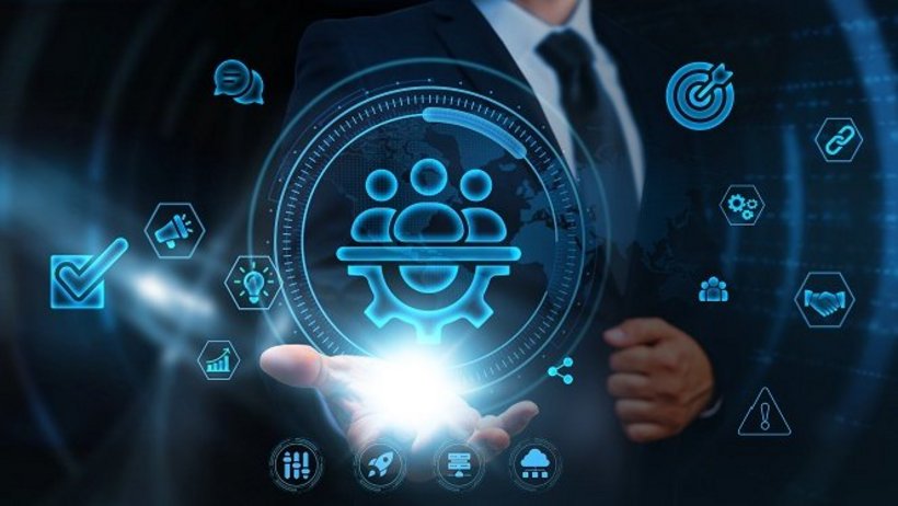 Geschäftsmann hält Symbole, Geschäfts- und Workflow-Koordinationsnetzwerk, Projektplanungswerkzeuge, Ressourcenverwaltungssysteme, Technologien zur Leistungsüberwachung