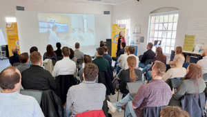 Bild des Publikums bei einem Fachvortrag im Rahmen der Fachgruppe Drucktechnologien von microTEC Südwest