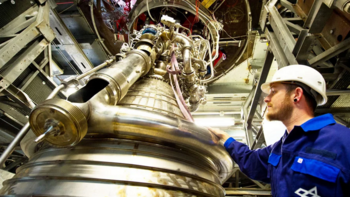 Bild eines Arbeiters an einer großen Industriemaschine