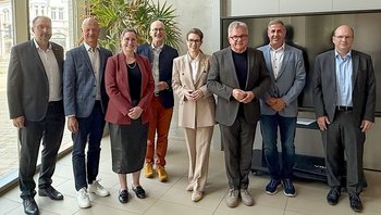 Gruppenbild der Teilnehmenden: Thomas Butsch (HEBUmedical GmbH), Jörn Kelch (VBM Medizintechnik GmbH), Julia Steckeler (MedicalMountains GmbH), Dr. Martin Leonhard (KARL STORZ SE & Co. KG), Prof. Dr. Andrea Wechsler MdEP, Guido Wolf MdL, Gerhard Hipp (Anton Hipp GmbH) und Herbert Maslanka (H. + H. Maslanka Chirurgische Instrumente GmbH).