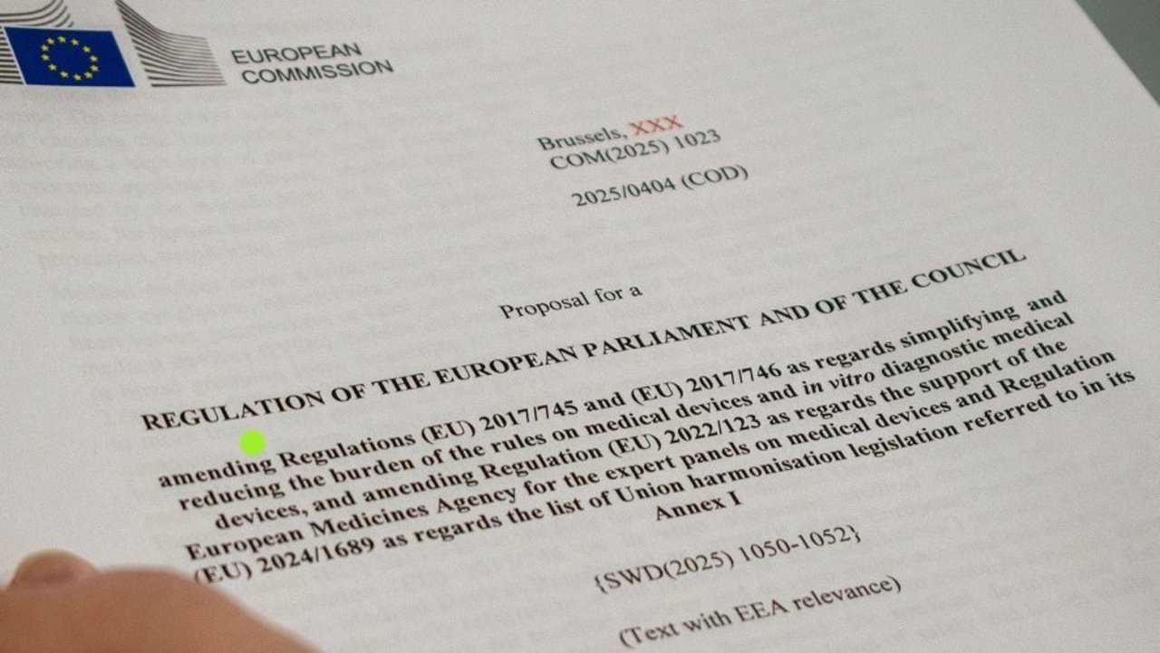 Auf mehr als 160 Seiten legt die EU-Kommission dar, warum und wie die Europäische Verordnung über Medizinprodukte, kurz MDR, geändert werden soll. In der Folge werden sich das Europäische Parlament, der Rat der Europäischen Union und die Kommission im Trilog-Verfahren mit dem Vorschlag beschäftigen.