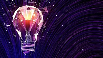 bstrakte Illustration einer Glühbirne aus leuchtenden Linien und geometrischen Formen vor einem violett-blauen Hintergrund mit kreisförmigen Lichtspuren.