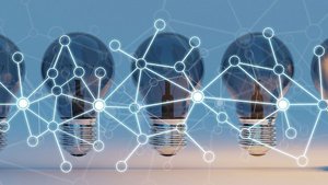 Reihe von Glühbirnen auf hellem Hintergrund, darüber liegt eine grafische Darstellung eines digitalen Netzwerks mit verbundenen Punkten und Linien.