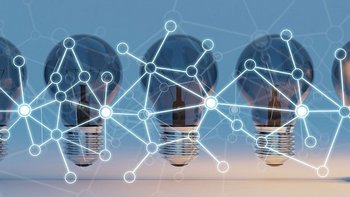 Reihe von Glühbirnen auf hellem Hintergrund, darüber liegt eine grafische Darstellung eines digitalen Netzwerks mit verbundenen Punkten und Linien.