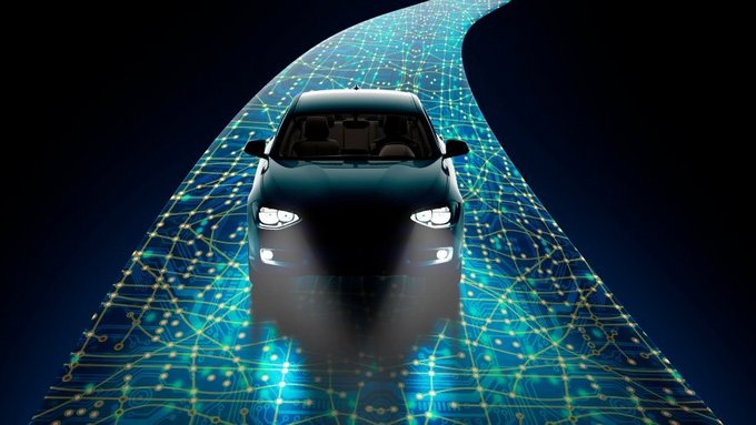 Dunkles Fahrzeug auf einer leuchtenden, digital vernetzten Straße mit Leiterbahnstruktur als Symbol für intelligente und vernetzte Mobilität.
