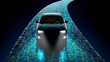 Dunkles Fahrzeug auf einer leuchtenden, digital vernetzten Straße mit Leiterbahnstruktur als Symbol für intelligente und vernetzte Mobilität.