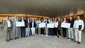 Gruppe von Menschen mit symbolischem Scheck