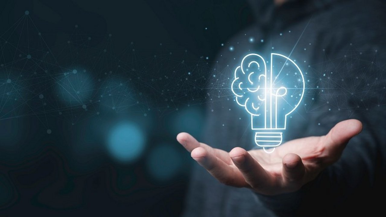 Hand mit digitaler Glühbirne