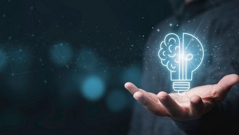 Hand mit digitaler Glühbirne