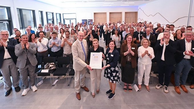 Gruppenbild im Rahmen der Mitgliederversammlung bei der Übergabe der Auszeichnung.
