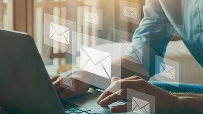 Mann liest einen Newsletter am PC.