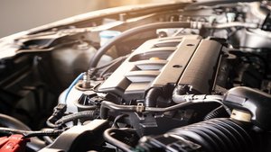 [Translate to English:] Motorraum eines Autos