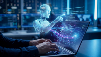 Roboter schaut auf Rechner an dem ein Mensch arbeitet