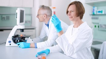 Moderne Gesundheitsforschung- und versorgung in Aktion: BioLAGO unterstützt Unternehmen wie z.B. die trenzyme GmbH in Konstanz, sowie Forschungseinrichtungen, Labore, Kliniken und Pflegeeinrichtungen dabei, innovative Lösungen von der Idee bis in die Anwendung zu bringen.