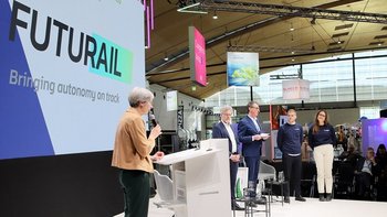 Bild zeigt folgende Personen auf der Bühne: Maximilian Schöffer, Mitgründer und CCO, und Filipa Menezes, Founders Associate, von „Futurail“, Karlsruhes Oberbürgermeister Dr. Mentrup und Elke Zimmer, Staatssekretärin im baden-württembergischen Verkehrsministerium