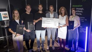 [Translate to English:] Auf dem Foto halten sechs Personen gemeinsam ein Bild hoch.