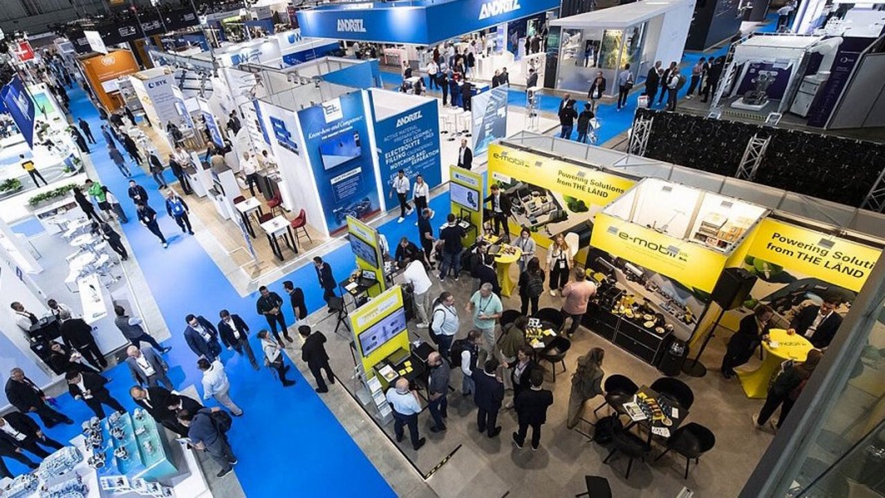 Bild von verschiedenen Ständen auf der Battery Show 2026.