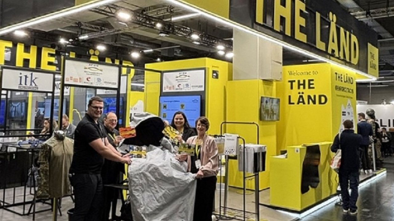 Bilde des gemeinsamen Messeauftritts auf der Enforce Tac 2026 am Baden-Württemberg-Stand „THE LÄND“.