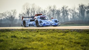 Rennwagen der auf einer Straße fährt