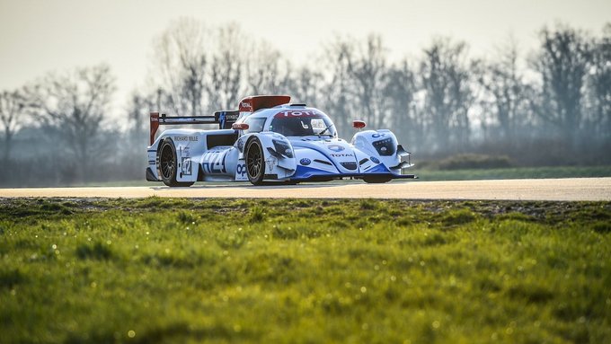 Rennwagen der auf einer Straße fährt