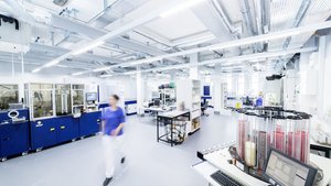 Mikrobiologisches Labor am Institut für Medizinische Mikrobiologie (IMM) der Universität Zürich. Hier finden in hoch-automatisiertem und standardisiertem Umfeld diagnostische Analysen, u.a. bei Verdacht auf respiratorische Erreger, statt.
