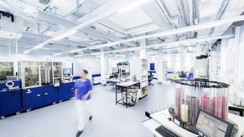 Mikrobiologisches Labor am Institut für Medizinische Mikrobiologie (IMM) der Universität Zürich. Hier finden in hoch-automatisiertem und standardisiertem Umfeld diagnostische Analysen, u.a. bei Verdacht auf respiratorische Erreger, statt.