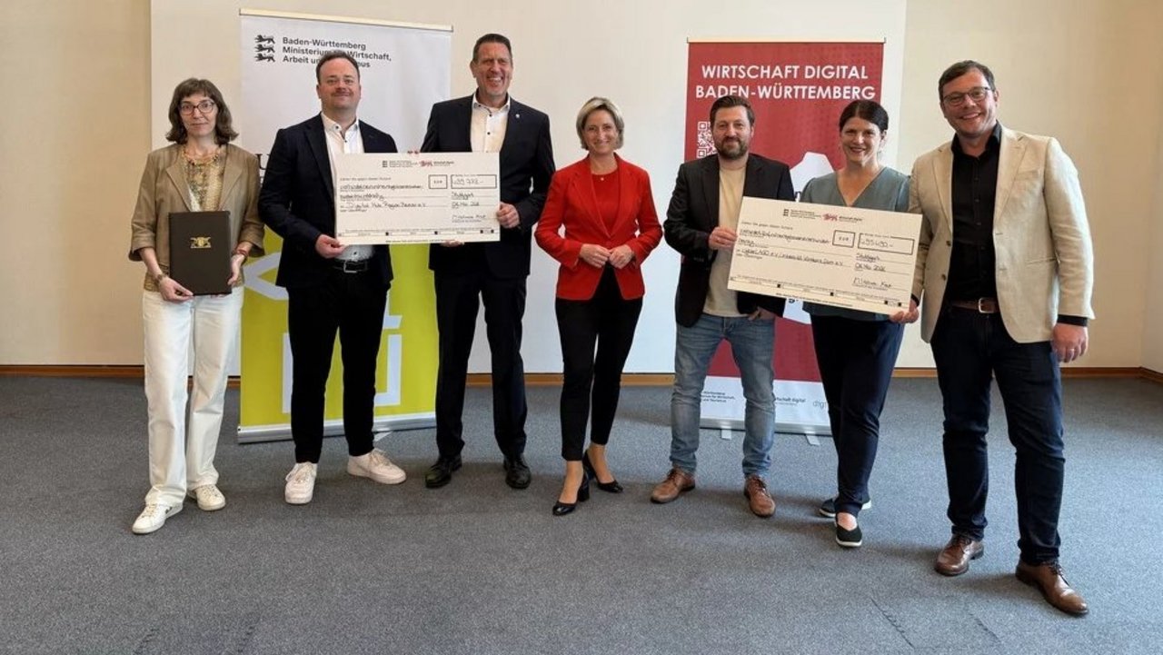 [Translate to English:] Übergabe Förderschecks Digital Hubs
