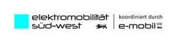 Auf dem Bild ist das Logo des Cluster Elektromobilität Süd-West mit einem gleichnamigen Schriftzug zu sehen sowie einem Löwensymbol. Das Logo hat den Zusatz, dass der Cluster durch die e-mobil BW GmbH koordiniert wird.