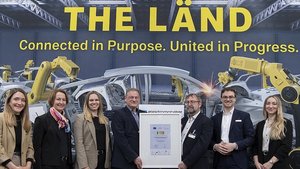 Gruppenbild bei der Auszeichnung mit dem ECEI GOLD-Label auf dem THE LÄND-Gemeinschaftsstand der Hannover Messe 2026.
