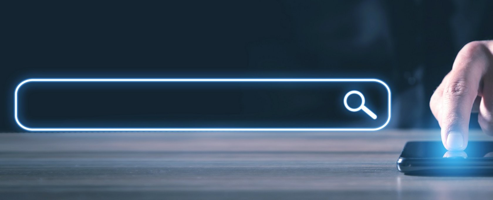 Suchmaske online und Mann bedient Smartphone