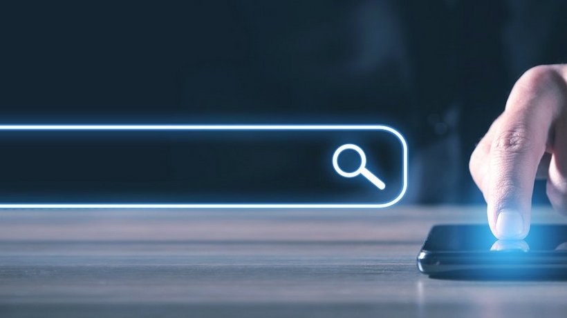 Suchmaske online und Mann bedient Smartphone