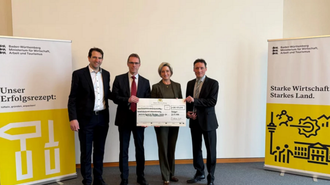 Gruppenbild bei der Übergabe des Förderchecks für das Projekt ‚NECOC-BW‘ 