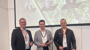 Bild von drei Personen auf der Bühne.