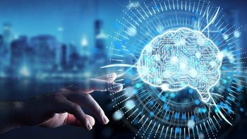 Digitale Illustration eines leuchtenden Gehirns mit Schaltkreismustern vor unscharfer Stadtsilhouette. Eine Hand greift nach der Darstellung, die von Lichtstrahlen und Datenlinien umgeben ist.