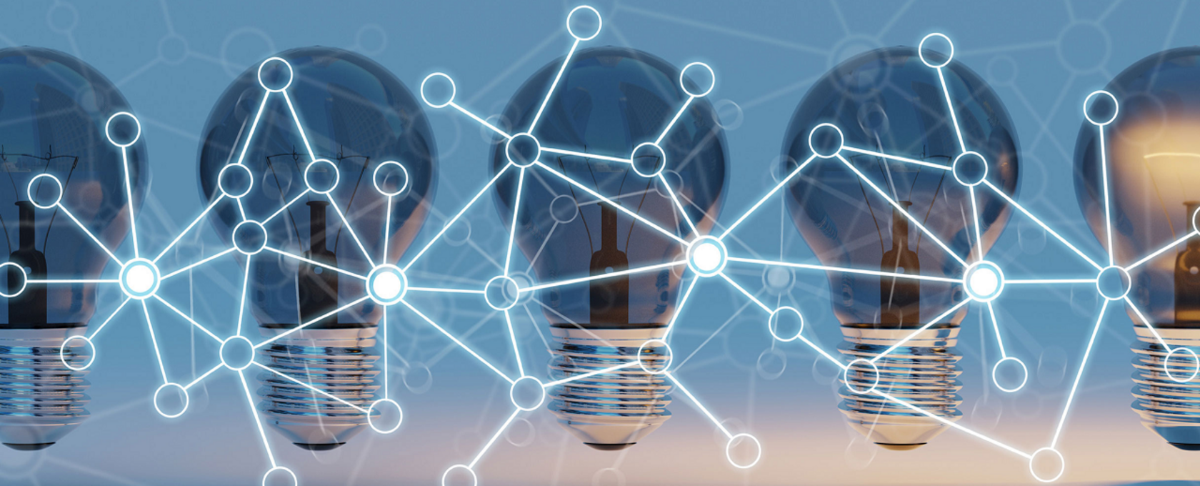 Reihe von Glühbirnen auf hellem Hintergrund, darüber liegt eine grafische Darstellung eines digitalen Netzwerks mit verbundenen Punkten und Linien und Glühbirnen