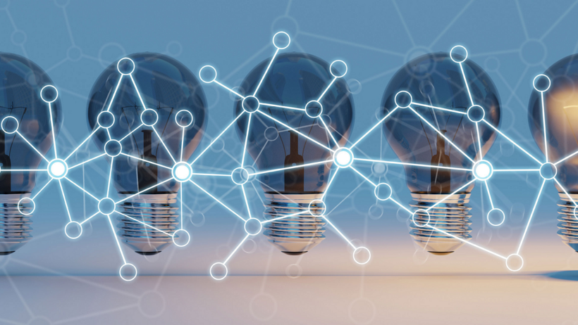 Reihe von Glühbirnen auf hellem Hintergrund, darüber liegt eine grafische Darstellung eines digitalen Netzwerks mit verbundenen Punkten und Linien und Glühbirnen