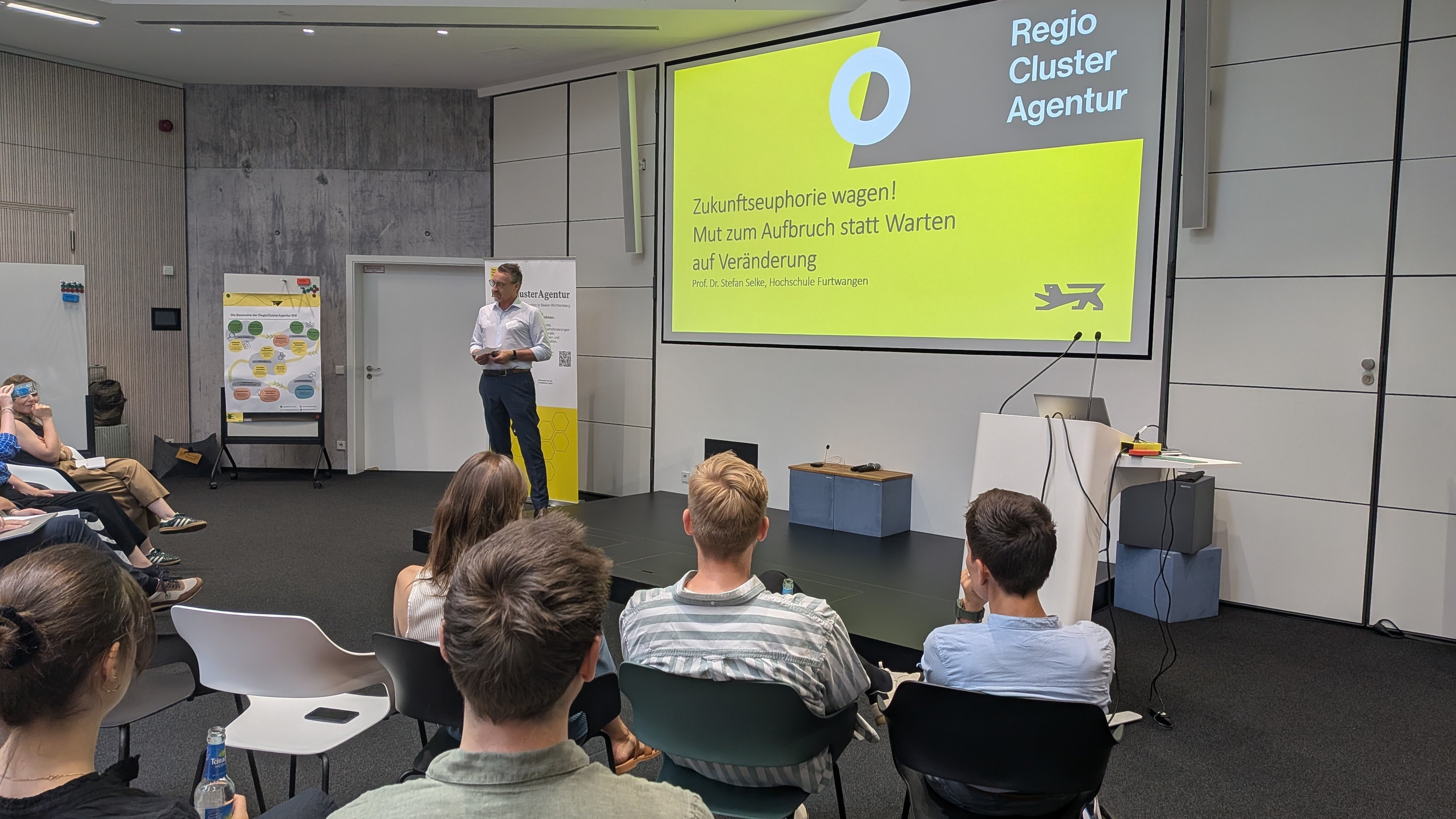 Vortragender in einem Konferenzraum