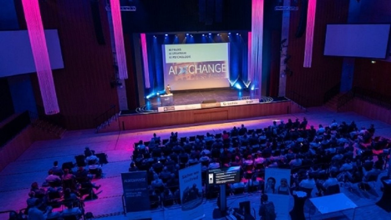 Bild der Bühne und des Publikums bei der AIXCHANGE 2025