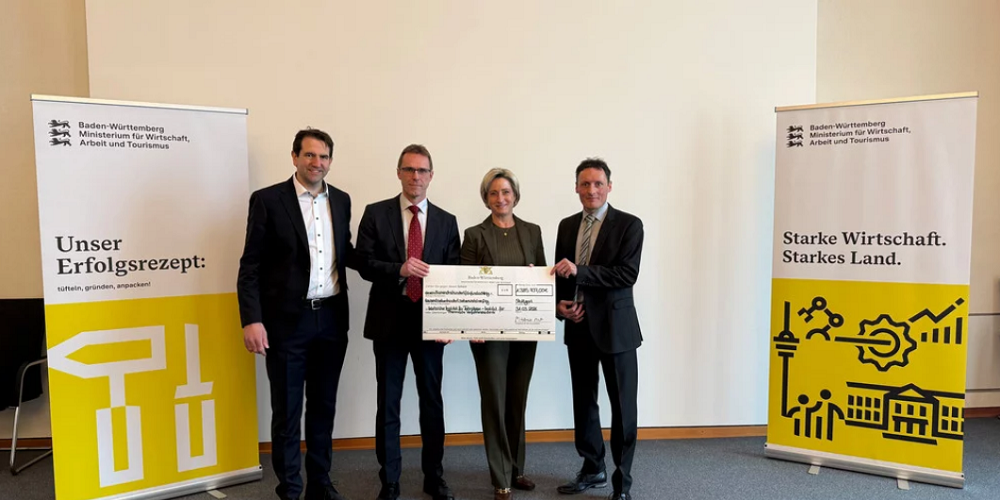 Gruppenbild bei der Übergabe des Förderchecks für das Projekt ‚NECOC-BW‘ 