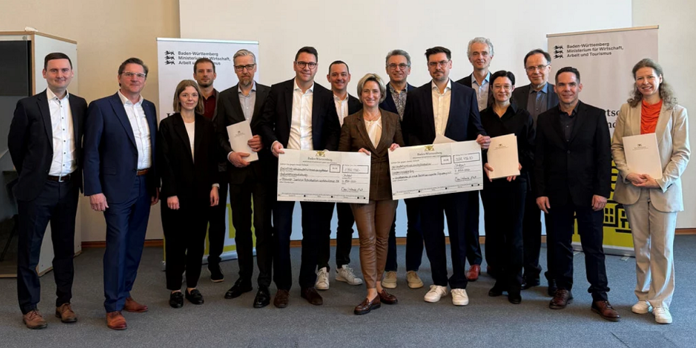 Gruppenbild bei der Fördercheckübergabe