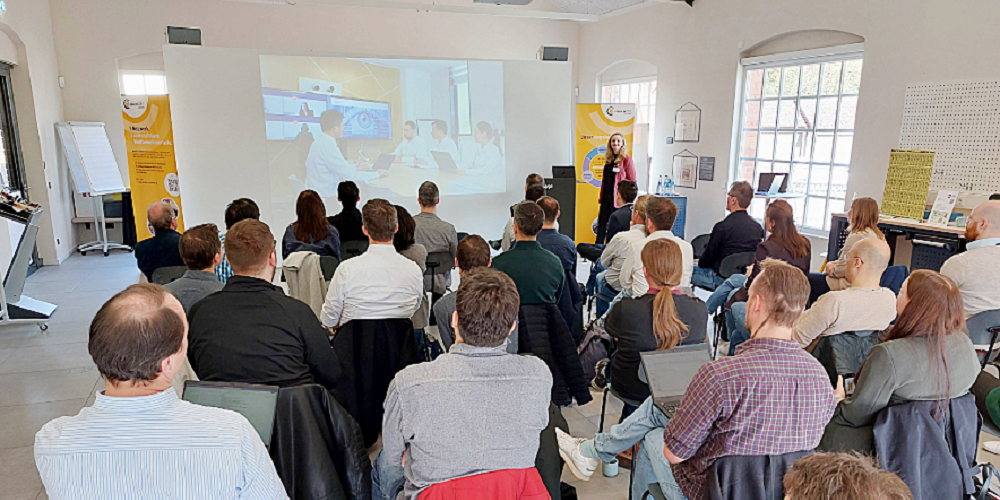 Bild des Publikums bei einem Fachvortrag im Rahmen der Fachgruppe Drucktechnologien von microTEC Südwest
