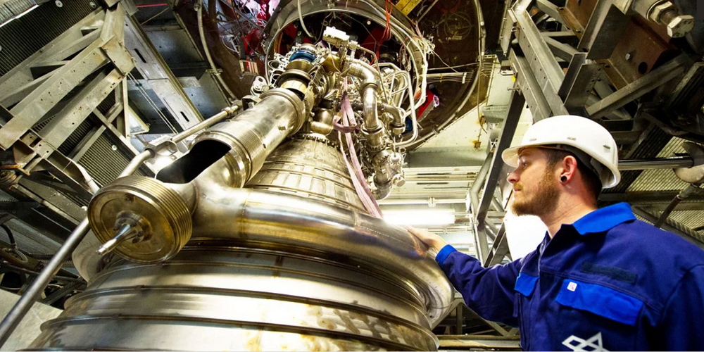 Bild eines Arbeiters an einer großen Industriemaschine